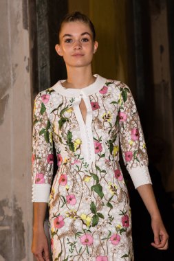 Muhteşem model backstage içinde poz