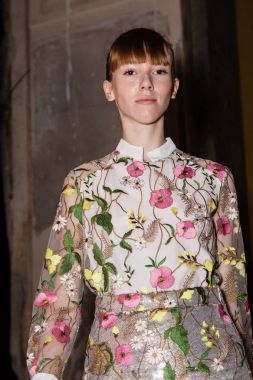 Muhteşem model backstage içinde poz