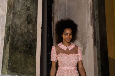 Muhteşem model backstage içinde poz