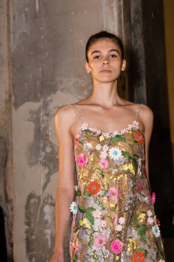 Muhteşem model backstage içinde poz