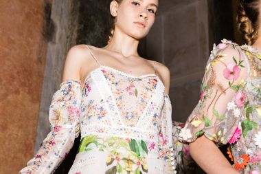 Muhteşem model backstage içinde poz