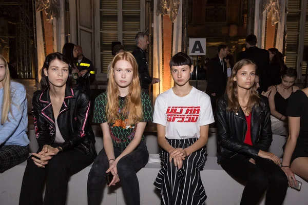 Mükemmel modele backstage içinde poz