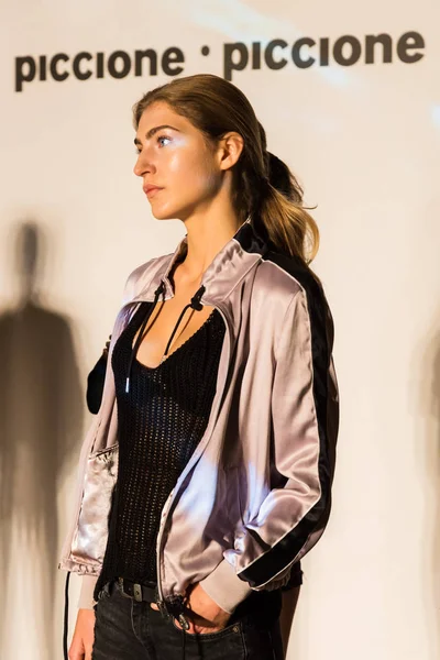 Muhteşem model backstage içinde poz