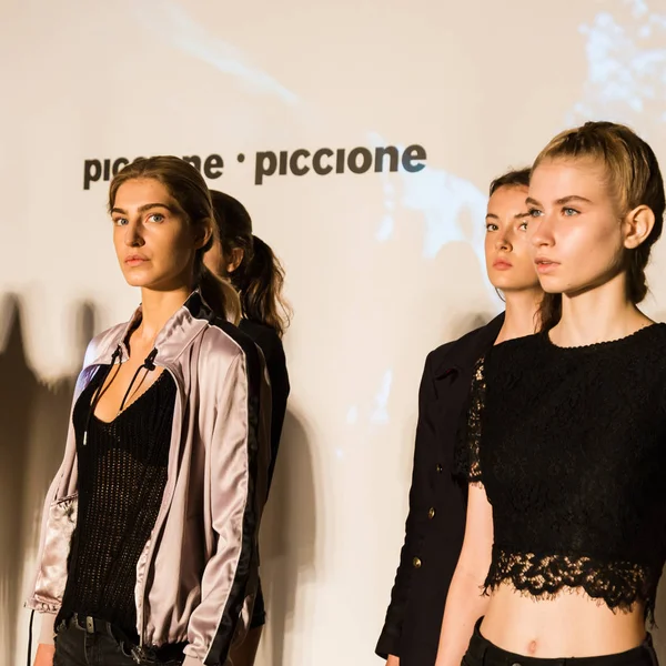 Mükemmel modele backstage içinde poz