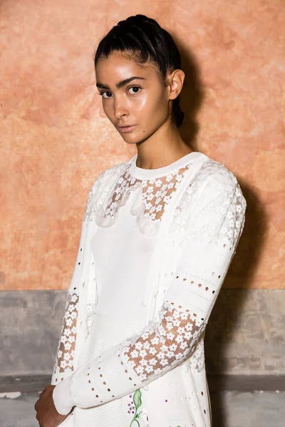 Muhteşem model backstage içinde poz