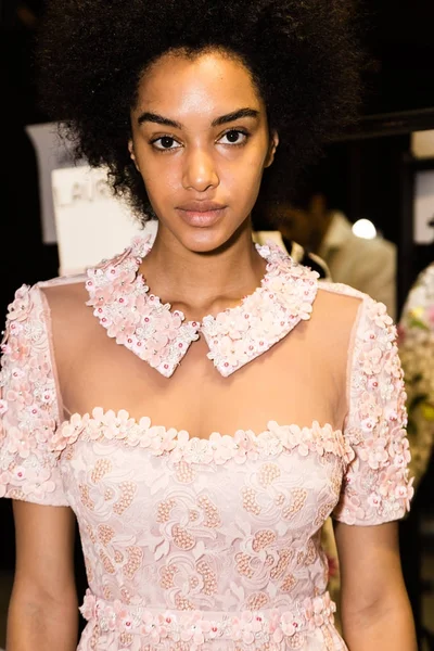 Muhteşem model backstage içinde poz