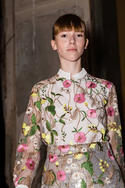 Muhteşem model backstage içinde poz