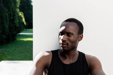 Şehir Parkı içinde siyah bir adam portresi