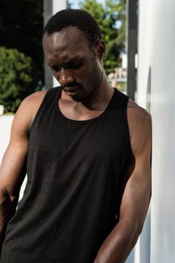 Şehir Parkı içinde siyah bir adam portresi