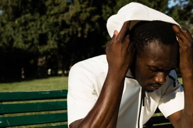 Şehir Parkı içinde siyah bir adam portresi