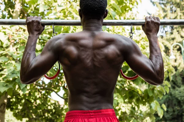 Athletic black man posing in a city park — Stock Photo, Image