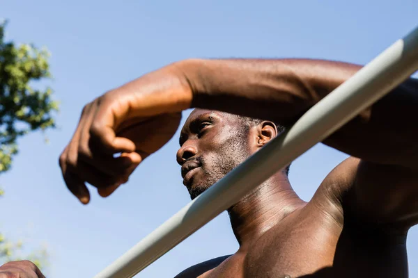 Athletic black man posing in a city park — Stock Photo, Image