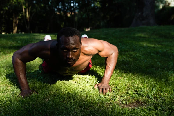 Athletic black man posing in a city park — Stock Photo, Image