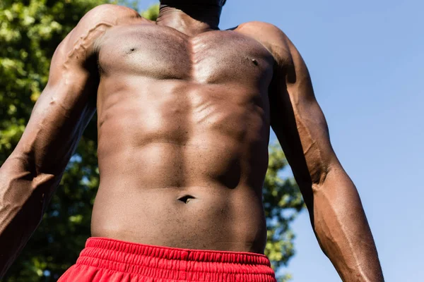 Atlético hombre negro posando en un parque de la ciudad — Foto de Stock