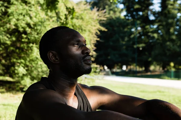 Retrato de un hombre negro en un parque urbano — Foto de Stock