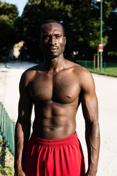 Atlético hombre negro posando en un parque de la ciudad — Foto de Stock