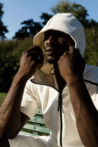 Retrato de um homem negro em um parque da cidade — Fotografia de Stock