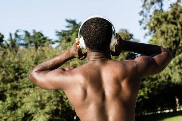 Athletic black man listening to music — Stock Photo, Image