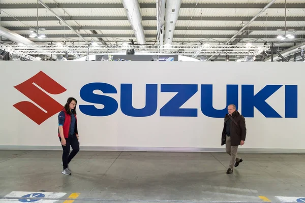 Стенд Suzuki на выставке EICMA 2017 в Милане, Италия — стоковое фото
