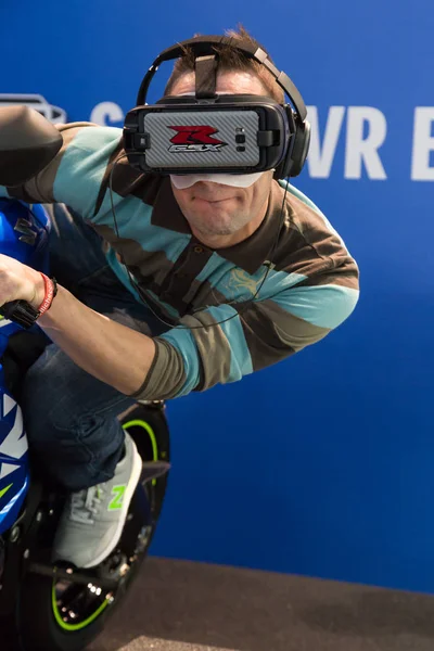 Hombre probando realidad virtual en EICMA 2017 en Milán, Italia — Foto de Stock