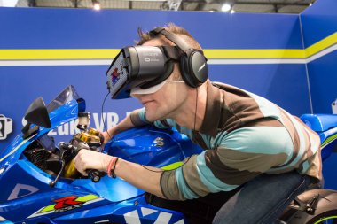 Sanal gerçeklik Eicma 2017 Milan, İtalya, çalışan adam