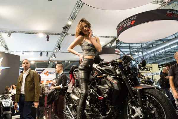 Modelo posando na EICMA 2017 em Milão, Itália — Fotografia de Stock