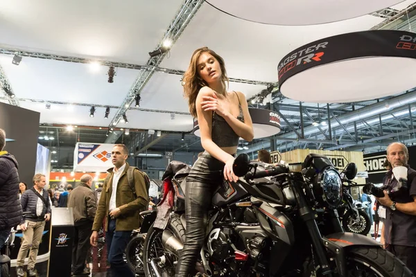 Model poseren op Eicma 2017 in Milaan, Italië — Stockfoto