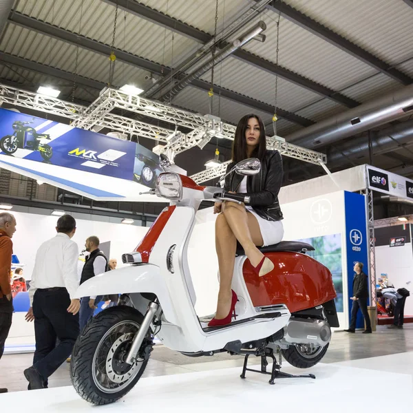 Modelo posando na EICMA 2017 em Milão, Itália — Fotografia de Stock