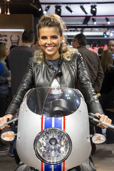 Modello in posa all'EICMA 2017 a Milano, Italia — Foto Stock