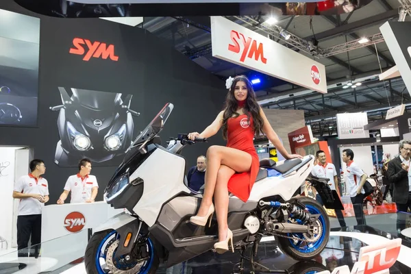 イタリア、ミラノの Eicma 2017 でポーズをとるモデルします。 — ストック写真