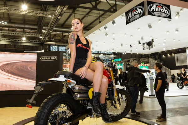 Modelo posando na EICMA 2017 em Milão, Itália — Fotografia de Stock