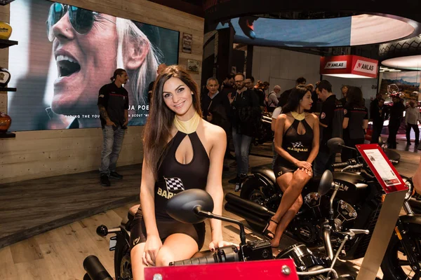 Modelo posando en EICMA 2017 en Milán, Italia — Foto de Stock