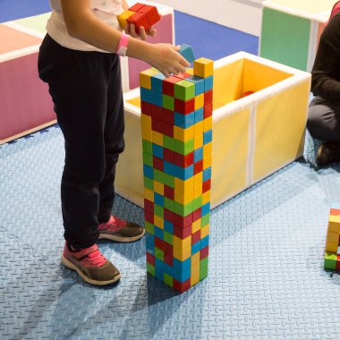 Gel de G oynayan çocuk giocare, Milano, İtalya