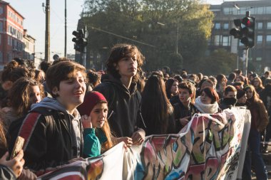 Öğrenciler şehir sokaklarda protesto