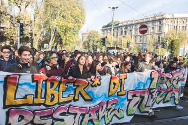 Öğrenciler şehir sokaklarda protesto