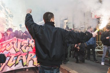 Öğrenciler şehir sokaklarda protesto