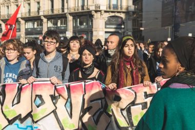Öğrenciler şehir sokaklarda protesto