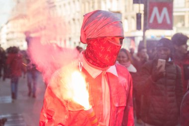 Öğrenciler şehir sokaklarda protesto