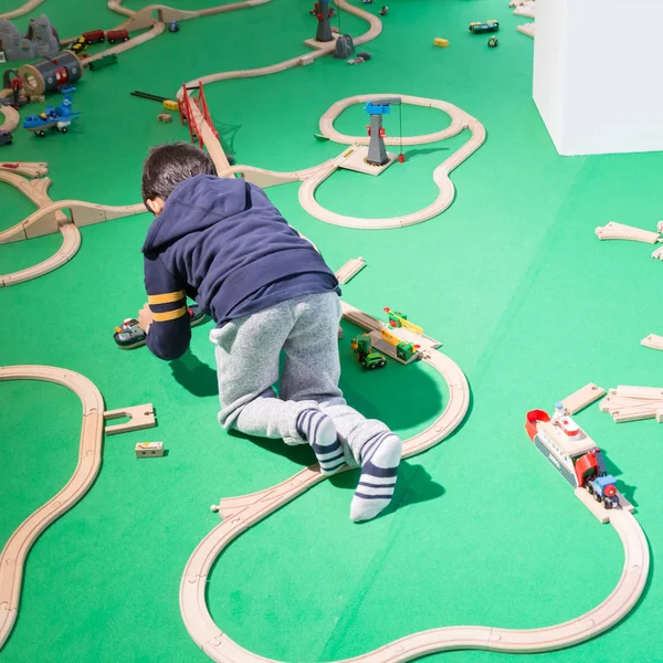Crianças brincando no G come giocare em Milão, Itália — Fotografia de Stock