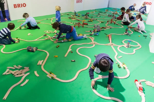 Dzieci bawiące się w G przyjść giocare w Mediolan, Włochy — Zdjęcie stockowe
