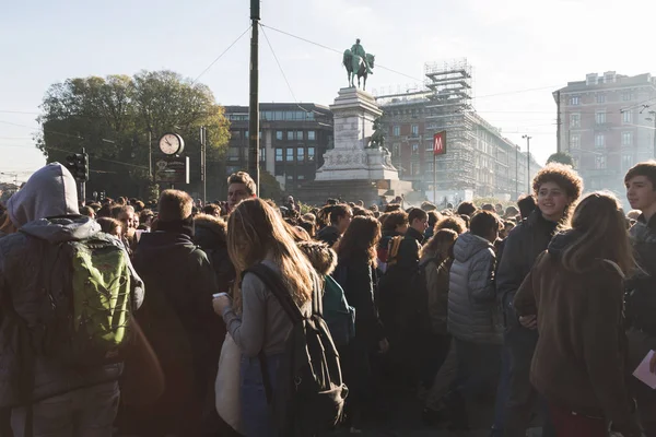 Студенты протестуют на улицах города — стоковое фото