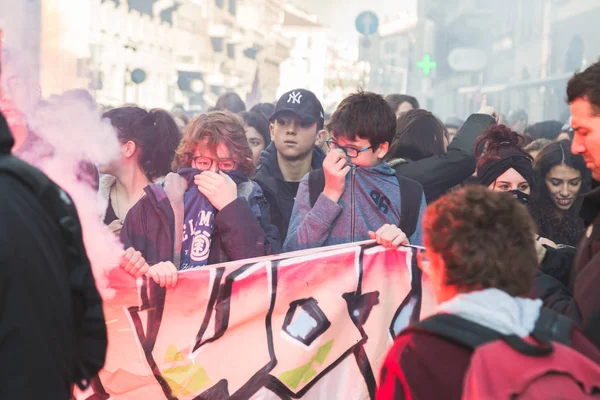 Studerende protesterer i byens gader - Stock-foto