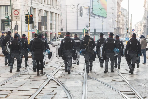 Policía antidisturbios en las calles de la ciudad — Foto de Stock