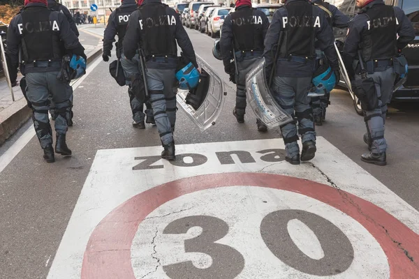 Çevik kuvvet polisi şehir sokaklarında — Stok fotoğraf