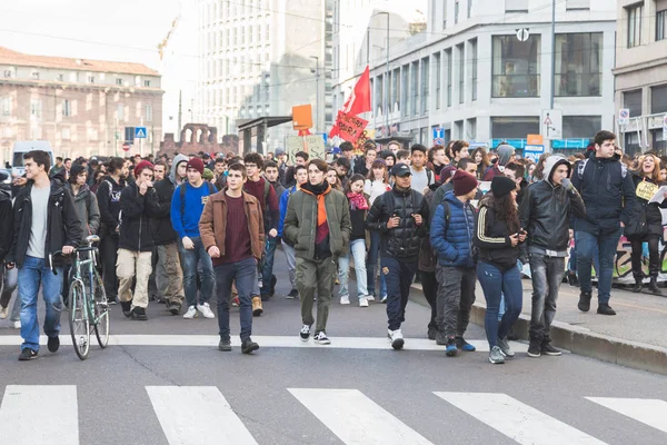 Οι φοιτητές που διαδηλώνουν στους δρόμους της πόλης — Φωτογραφία Αρχείου