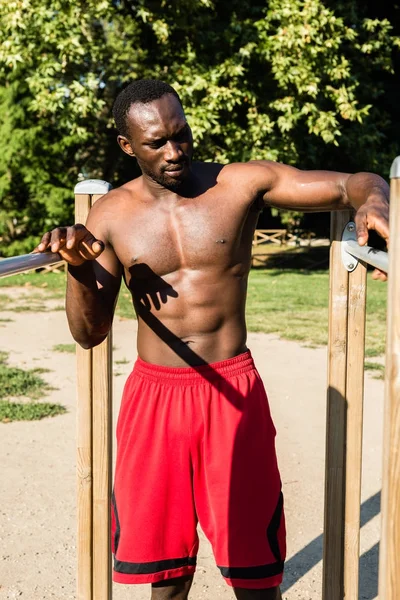 Atlético hombre negro posando en un parque de la ciudad — Foto de Stock