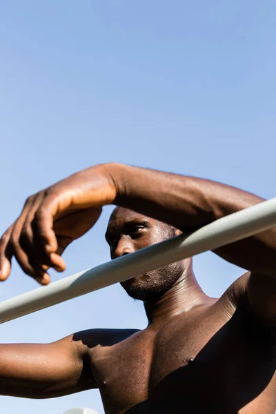 Athletic black man posing in a city park — Stock Photo, Image