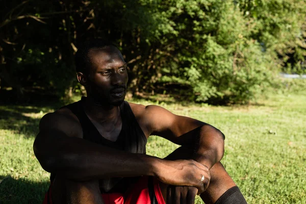 Portrait of a black man in a city park — Stock Photo, Image