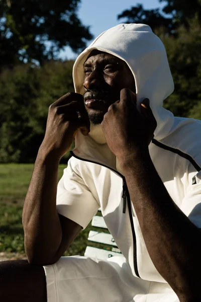 Retrato de um homem negro em um parque da cidade — Fotografia de Stock