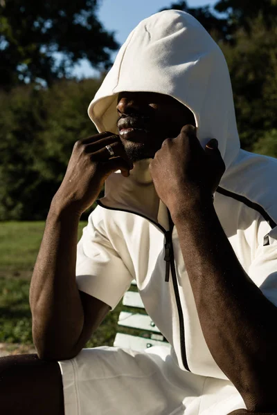 Retrato de un hombre negro en un parque urbano — Foto de Stock